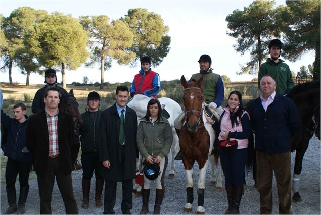 Delegado de Turismo y gerente del Consorcio durante la clausura del curso en Láchar.