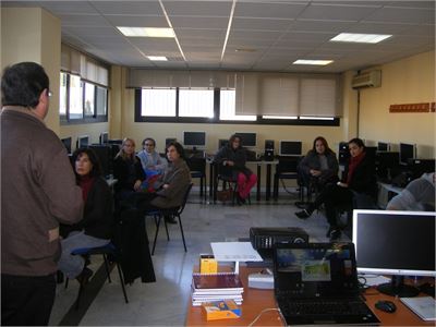 Desempleados se forman en manejo de cajas registradoras para buscar una salida laboral 